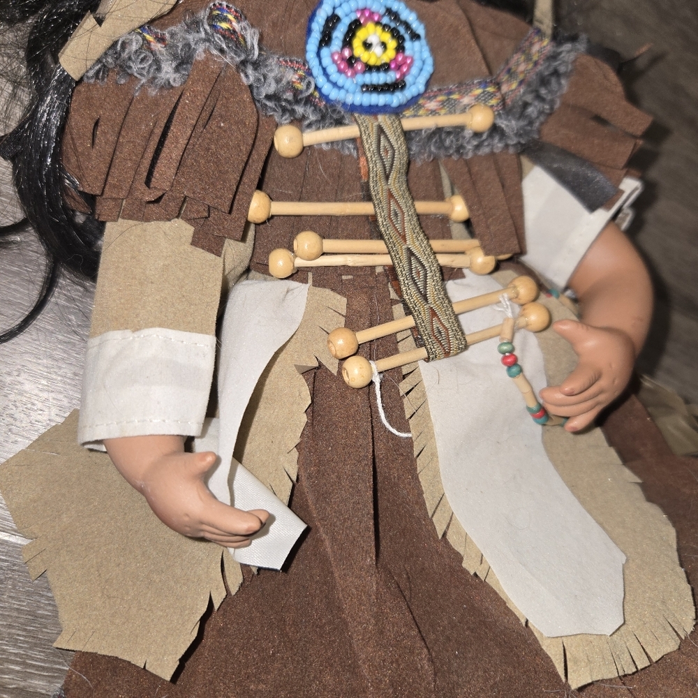 Native American-Inspired Doll with Black Hair‎ - Picture 15 of 16